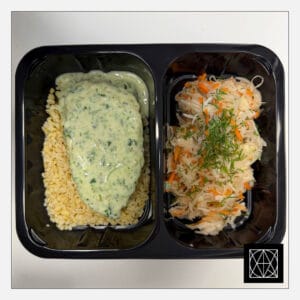 Ledjūrio menkė su špinatų padažu, pateikiama su bulguru ir šviežių kopūstų salotomis, gardintomis krapais