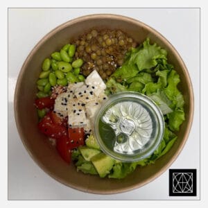 Lęšių ir tofu sūrio salotos su edamame pupelėmis, avokadu, pomidorais, pagardintos žaliuoju pesto padažu