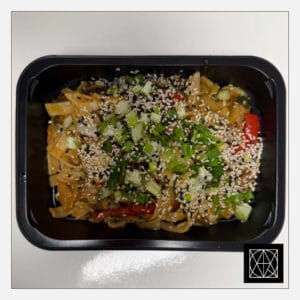 Naminiai WOK makaronai su jautienos juostelėmis, wok daržovėmis, paprika, kininiu kopūstu, cukinija, kepintais sezamais, svogūnų laiškais ir saldžiai aštriu padažu