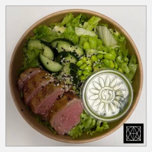 Salotos su kepta antiena, edamame pupelėmis, agurkais, avokadu ir pesto padažu