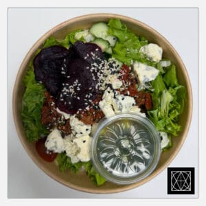Salotos su mėlynuoju pelėsiniu sūriu, karamelizuotais burokėliais, džiovintais pomidorais ir pesto padažu