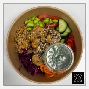 Shrimp Poke Bowl - keptos krevetės, kuskusas, edamame pupelės, mėlynasis kopūstas, agurkai, sezamo sėklos, avokadų ir pomidorų gabaliukai