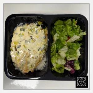 Tilapija su grietinėlės-porų padažu, pateikiama su ryžiais ir šviežiomis salotomis