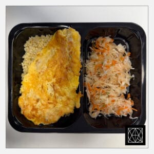 Vištienos kepsnys sūrio plutelėje, pateikiamas su bulguru ir šviežių kopūstų salotomis, gardintomis krapais