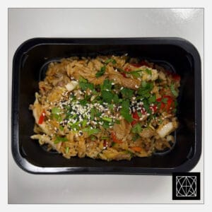 WOK ryžiai su kiauliena, paprikomis, wok daržovėmis, kepintais sezamais, svogūnų laiškais ir saldžiarūgščiu padažu