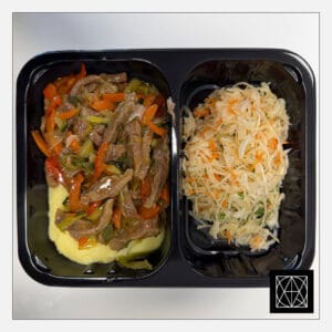 Azijietiška jautiena su daržovių šiaudeliais, pateikiama su sviestine bulvių koše ir šviežių kopūstų salotomis, gardintomis krapais