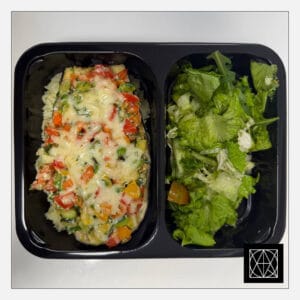 Baklažanas, įdarytas daržovių kaponata, edamame pupelėmis ir tofu sūriu, pateikiamas su ryžiais ir šviežiomis salotomis