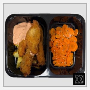 Gruzdintos vištienos juostelės su pikantišku padažu, pateikiamos su keptomis bulvėmis ir azijietiškais morkų griežinėliais