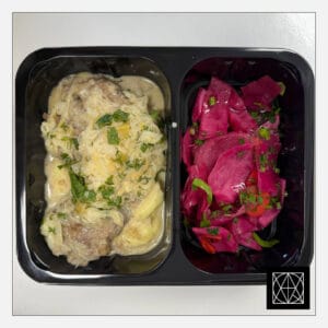 Jautienos kepenėlės su grietinėlės-svogūnų padažu, pateikiamos su sviestine bulvių koše ir marinuotais kopūstais burokėlių sultyse