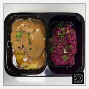 Kiaulienos sprandinė su „Poivrade“ padažu, pateikiama su sviestine bulvių koše ir burokėlių salotomis, gardintomis majonezu