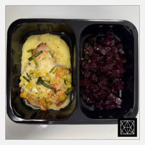 Kiaulienos sprandinė, užkepta pomidorų-porų kapotiniu, pateikiama su sviestine bulvių koše ir burokėlių salotomis, gardintomis pesto padažu