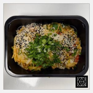 Naminiai WOK makaronai su kiaulienos juostelėmis, wok daržovėmis, paprikomis, kininiu kopūstu, cukinija, kepintais sezamais, svogūnų laiškais ir saldžiai aštriu padažu