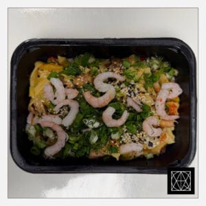 Naminiai WOK makaronai su shiitake grybais, mini krevetėmis, vištiena, paprikomis, kininiu kopūstu, wok daržovėmis, sezamais, svogūnų laiškais ir saldžiarūgščiu padažu