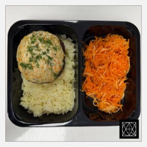 Portobelo grybas, įdarytas kalakutiena, pateikiamas su ryžiais ir morkų-salierų salotomis