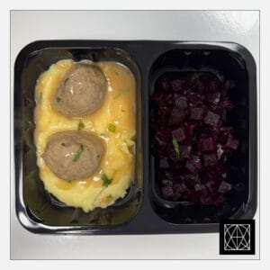 Švediški jautienos-kiaulienos kukuliai, pateikiami su sviestine bulvių koše ir burokėlių salotomis, gardintomis pesto padažu