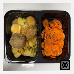 Švediški jautienos kukuliai su „Poivrade“ padažu, pateikiami su keptomis bulvėmis ir azijietiškais morkų griežinėliais