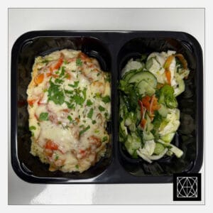 Vištienos filė, užkepta pomidorų ir paprikų kapotiniu, pateikiama su bulguru ir šviežiomis salotomis