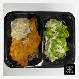 Vištienos karbonadas su grybų padažu, pateikiamas su spalvotu kuskusu ir šviežiomis salotomis