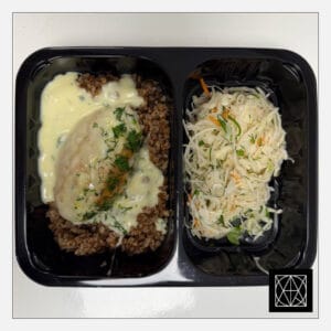 Vištienos kotletas, pateikiamas su grikiais ir šviežių kopūstų salotomis, gardintomis krapais