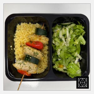 Žuvies vėrinukas su daržovėmis, pateikiamas su bulguru ir šviežiomis salotomis