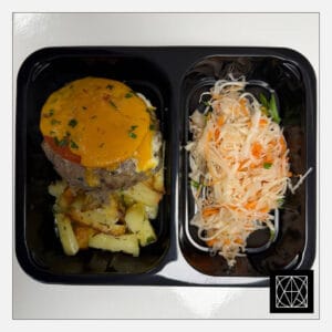 Jautienos maltinis, užkeptas pomidoru ir čederio sūriu, pateikiamas su keptomis bulvėmis ir šviežių kopūstų salotomis, gardintomis kukurūzais