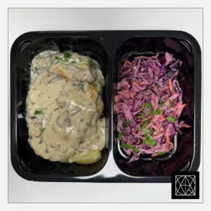 Kiaulienos nugarinės eskalopai su grybų padažu, pateikiami su keptomis bulvėmis ir „Coleslaw“ salotomis