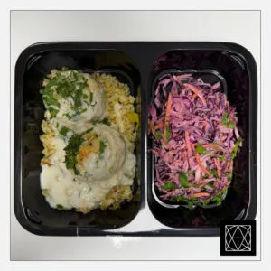 Vištienos kukuliai su morkomis, pateikiami su bulguro rizotu ir „Coleslaw“ salotomis