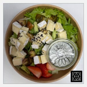 Salotos su brie sūriu, pomidorais, braškėmis ir žaliuoju naminiu pesto padažu